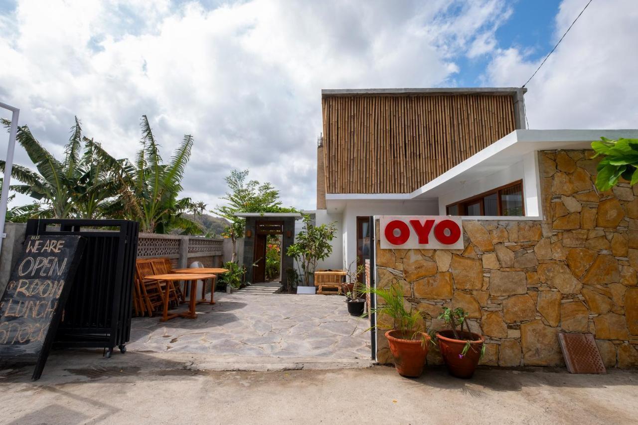 Oyo 1493 Surya Villa Selong Belanak Exterior photo