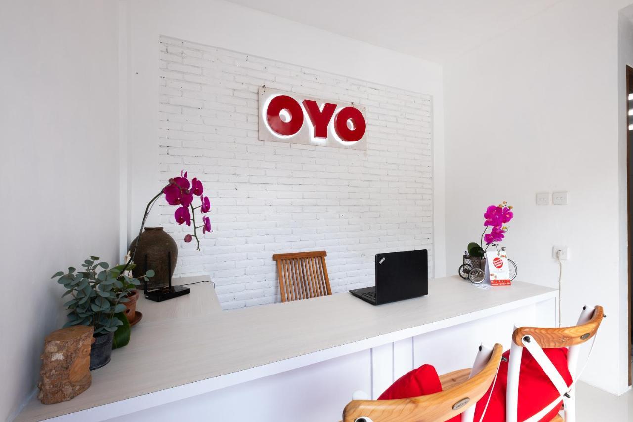 Oyo 1493 Surya Villa Selong Belanak Exterior photo