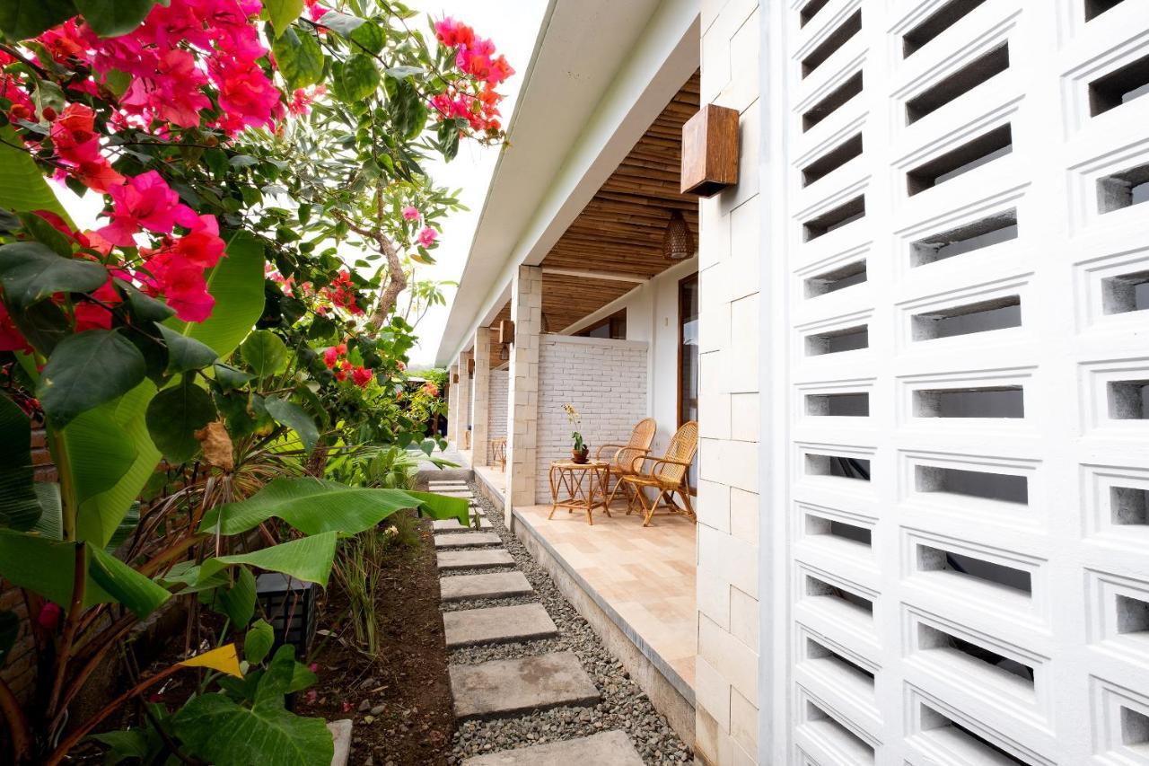 Oyo 1493 Surya Villa Selong Belanak Exterior photo
